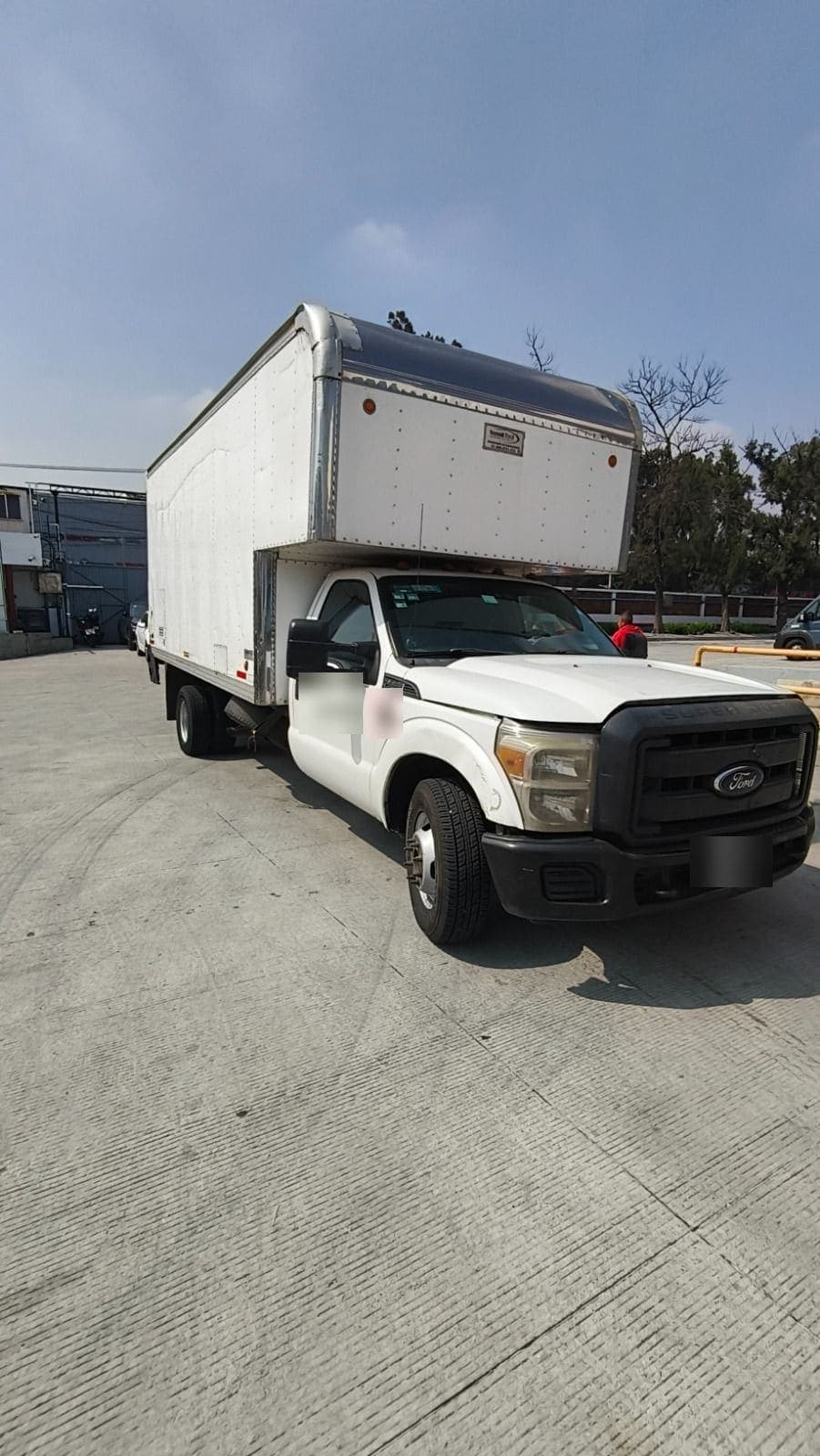 Camión Ford F-350 2015 con Caja Seca y Rampa — foto 1 de 25