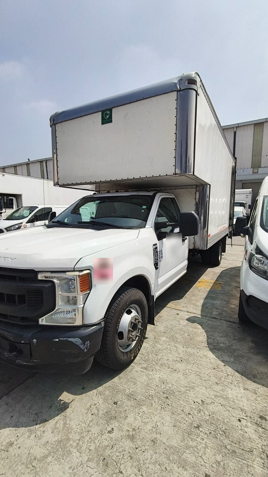 Camión Ford F-350 2020 con Caja Seca y Rampa — foto 1 de 29
