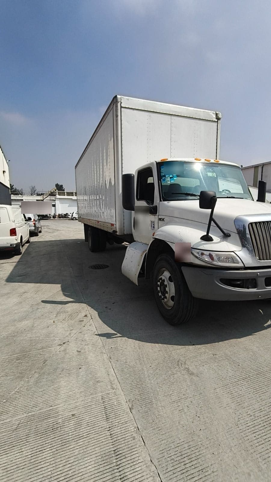Camión International MV607 2021 con Caja Seca y Rampa — foto 1 de 29