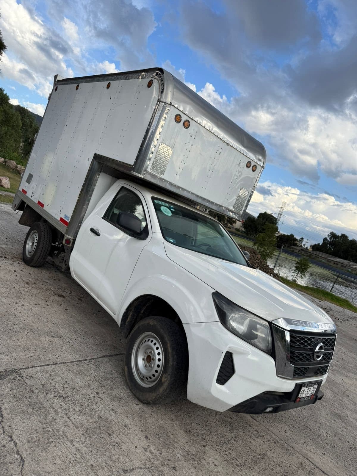 Camioneta Nissan NP300 2020 con cabina 2021 y Caja Seca