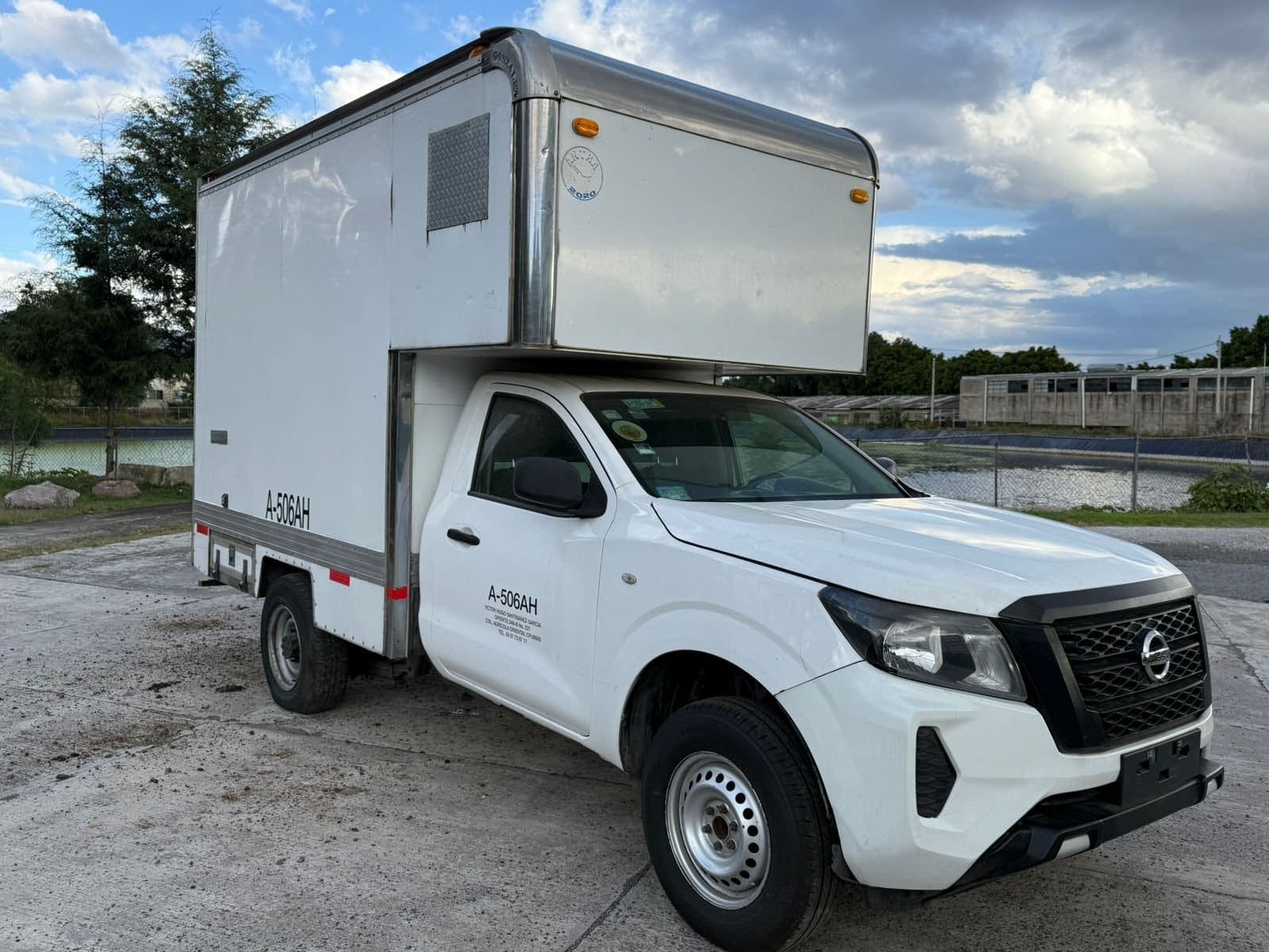 Camioneta Nissan NP300 2021 con Caja Seca