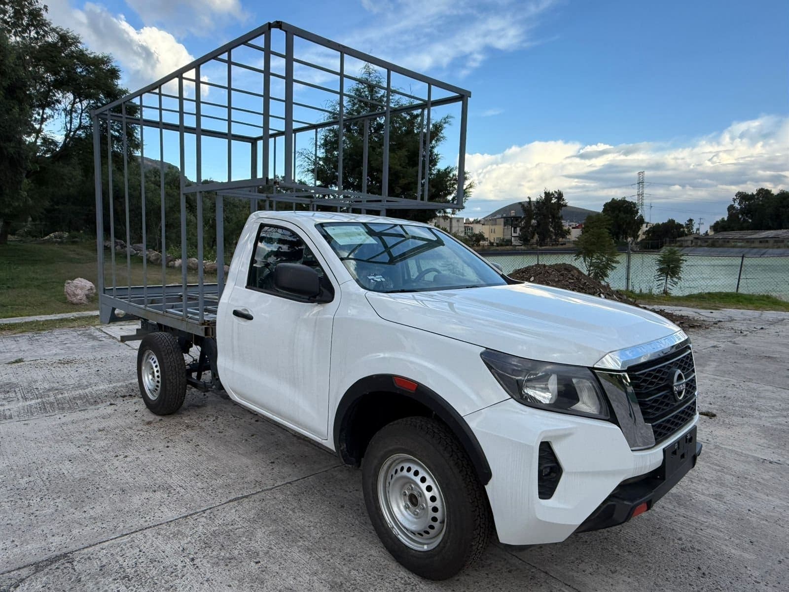 Camioneta Nissan NP300 2025 con Caja Seca — foto 1 de 11