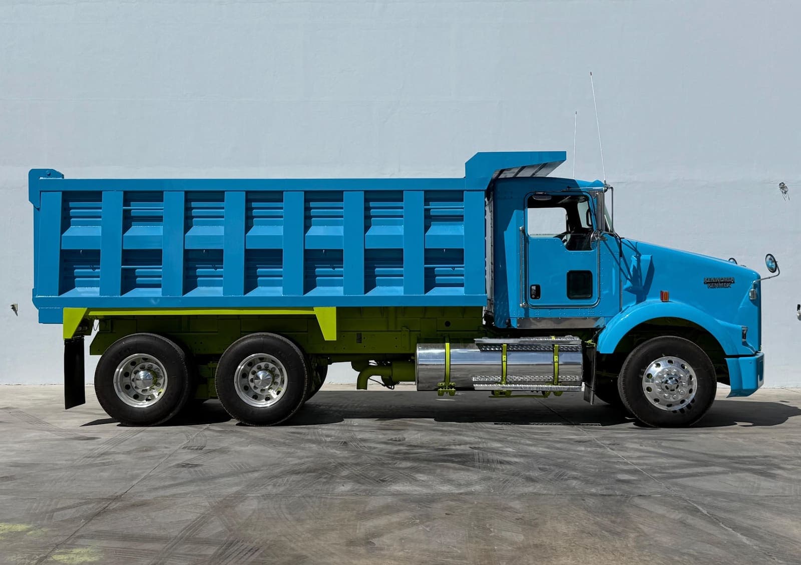Kenworth T800 de volteo visto de costado