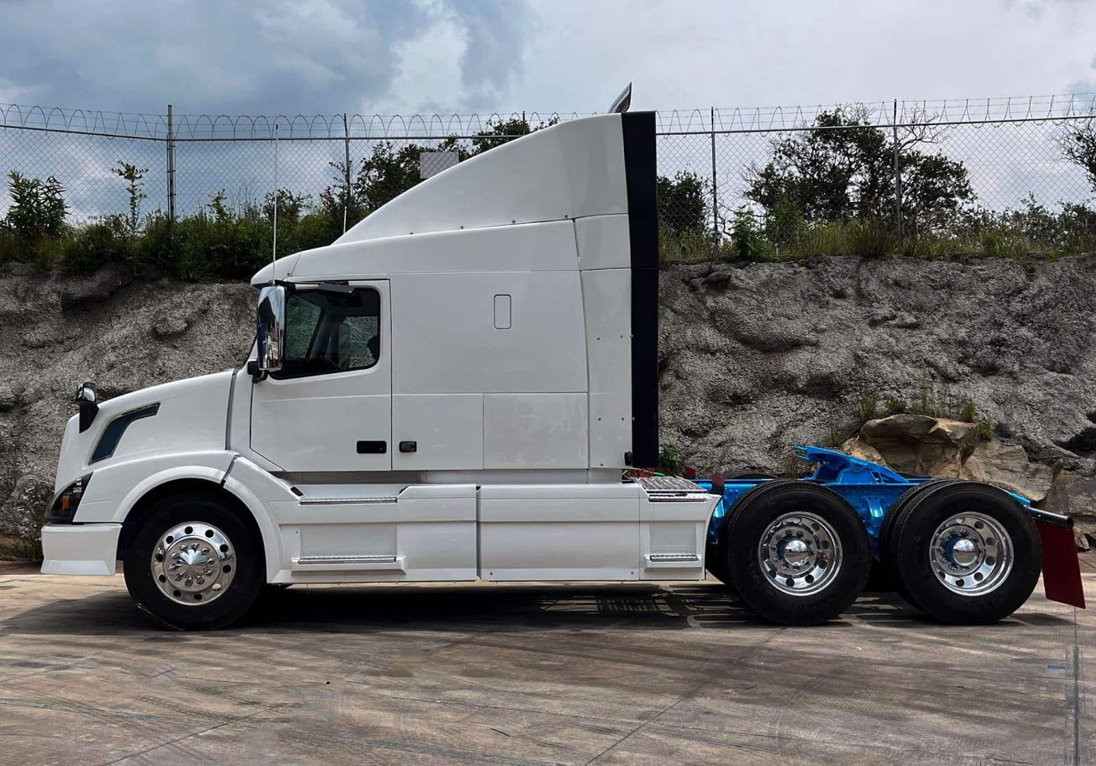 Tractocamión Volvo VNL 2016 blanco visto de costado