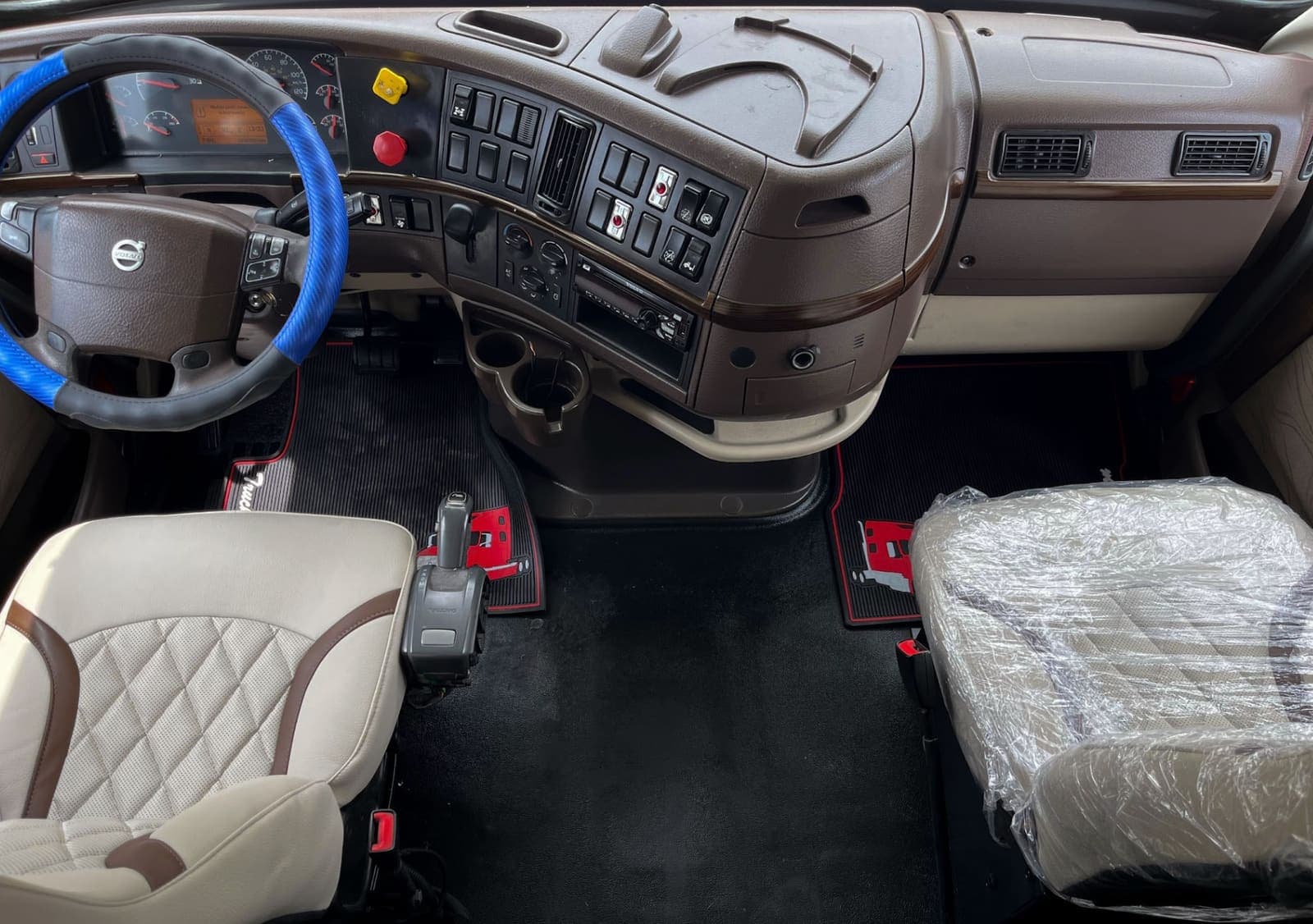 Cabina y tablero de un tractocamión Volvo VNL
