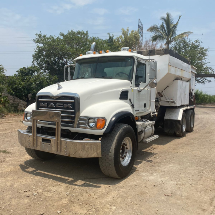Camión Dosificador de Concreto Mack CV700 2006 Importado - Image 2