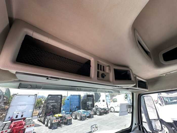 Volvo VNL 2018 - Image 8