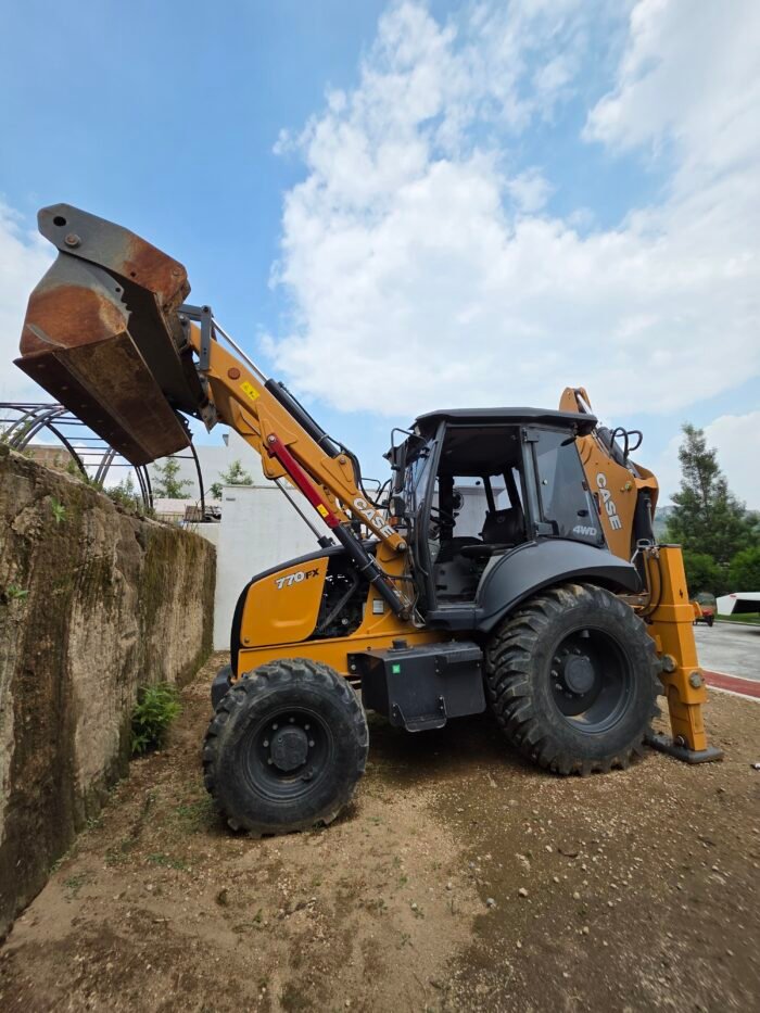 Retroexcavadora Case 770FX-4WD 2022 - Image 1
