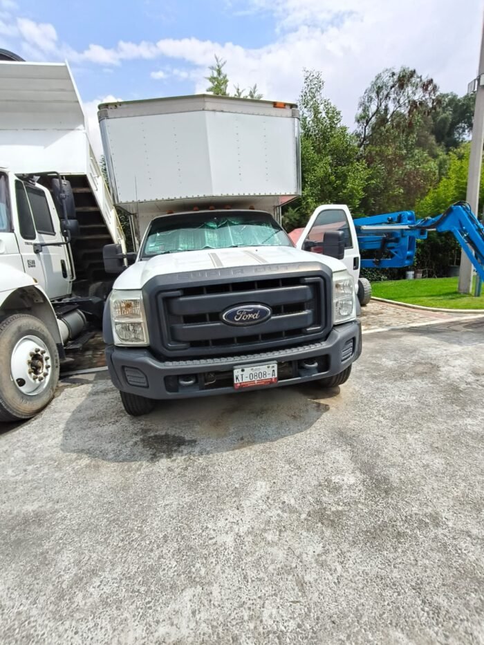 Camioneta Ford F450 año 2012 Diésel con Caja Seca - Image 9