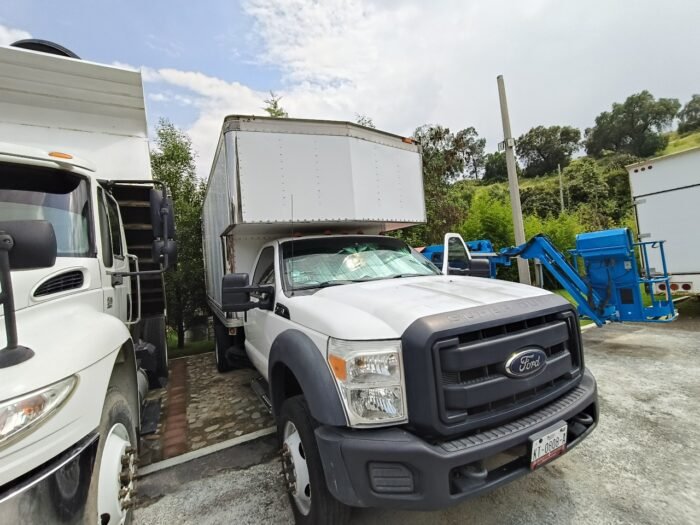 Camioneta Ford F450 año 2012 Diésel con Caja Seca - Image 13