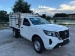 Camioneta Nissan NP300 2018 con frente 2024 y Caja Seca