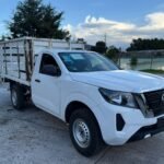 Camioneta Nissan NP300 2018 con frente 2024 y Caja Seca