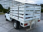 Camioneta Nissan NP300 2018 con frente 2024 y Caja Seca - Image 2