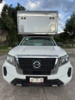 Camioneta Nissan NP300 2020 con frente 2021 y Caja Seca - Image 2